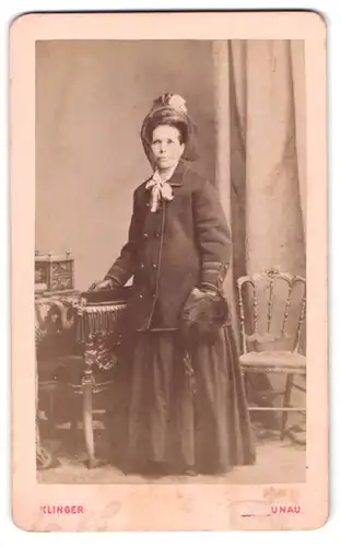 Fotografie J. F. Klinger, Braunau a / Inn, Portrait bürgerliche Dame in zeitgenössischer Kleidung