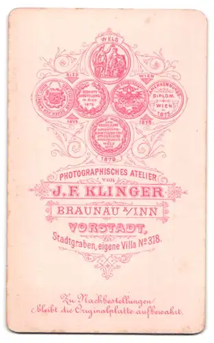 Fotografie J. F. Klinger, Braunau a / Inn, Portrait bürgerliche Dame in zeitgenössischer Kleidung