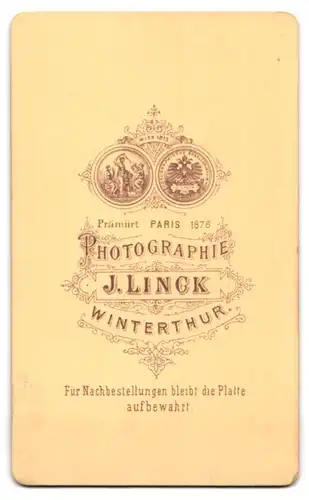 Fotografie J. Linck, Winterthur, Portrait junger Mann im Anzug mit Fliege
