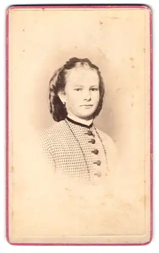 Fotografie F. Halm, Constanz, Portrait junge Dame in modischer Kleidung