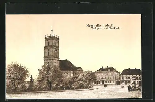 AK Neustrelitz i. Meckl., Ansicht vom Marktplatz und Stadtkirche
