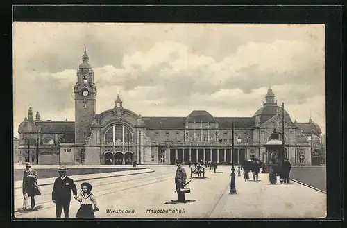 AK Wiesbaden, Hauptbahnhof mit Passanten