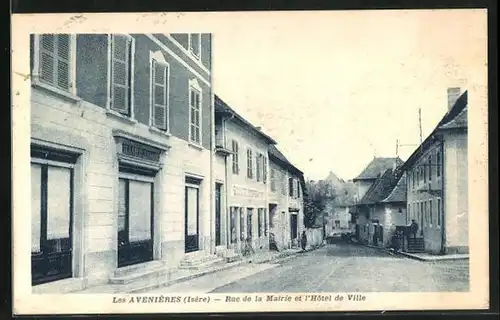 AK Les Avenières, Rue de la Mairie et l`Hôtel de Ville