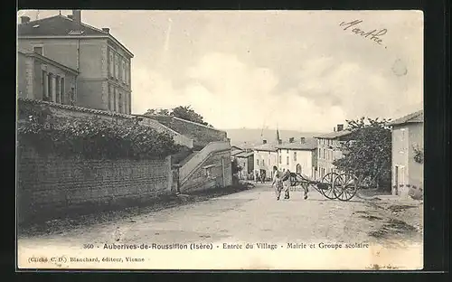 AK Auberives-de-Roussillon, Entrée du Village, Mairie et Groupe soclaire