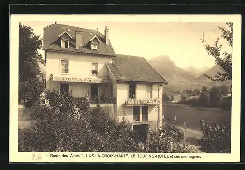 AK Lus-la-Croix-Haute, Le Touring-Hotel et ses montagnes, Sur Route Nationale 75