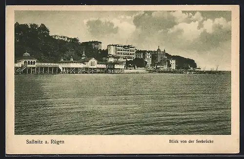 AK Sassnitz a. Rügen, Blick von der Seebrücke über Meer