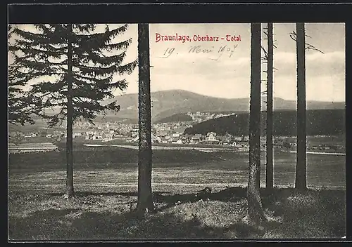 AK Braunlage /Oberharz, Ortsansicht aus dem Wald mit Bergen