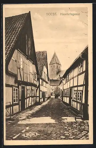 AK Soest, Haarhofsgasse mit Kirchturm, Strassenpartie