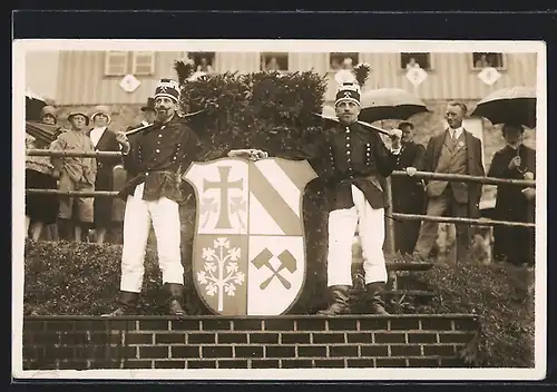 Foto-AK Oberwiesenthal /Erzgeb., Bergleute mit Wappen bei einer Festveranstaltung, Radium- u. Uran-Bergbau