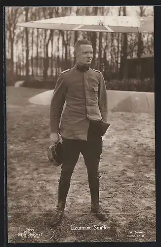 Foto-AK Sanke Nr. 512: Leutnant Schäfer in Uniform mit Eisernem Kreuz neben einem Flugzeug
