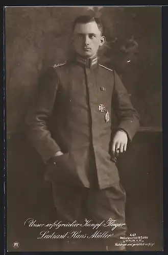 Foto-AK Sanke Nr. 447: Kampf-Flieger Leutnant Hans Müller in Uniform