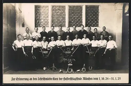 AK München, Lehrschmiede-Kurs der Hufbeschlagschule vom 1.10.1924-31.1.1925