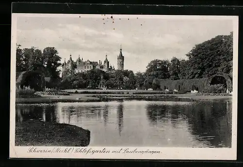 AK Schwerin in Meckl., Schlossgarten mit Laubengängen