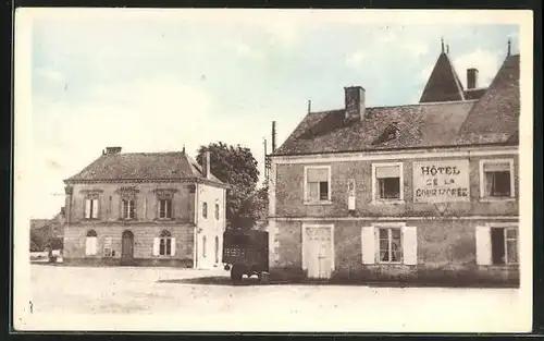 AK Savigne-sur-Lathan, Place de l`Hotel de Ville et Hotel de la Cour Izoree