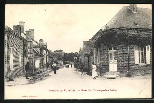 AK Nouan-le-Fuzelier, Rue du Champ-de-Foire