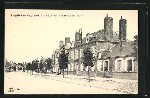 AK Lamotte-Beuvron, La Grande Rue et la Gendarmerie
