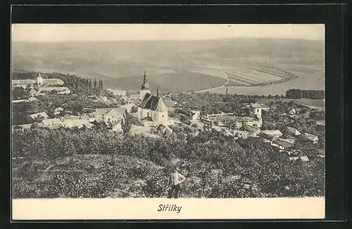 AK Strilky, aus der Vogelschau, Mann posiert vor Kamera, Stadt & Felder