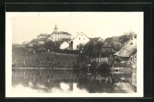 Foto-AK Kelc, Ortspartie am Wasser