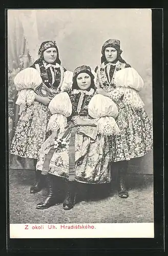 AK Uherske Hradiste, Frauen in lokalen Trachtenkleidern
