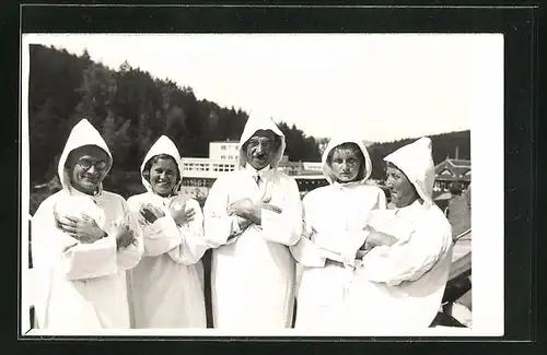 Foto-AK Lazne Luhacovice, Männer und Frauen in Kutten