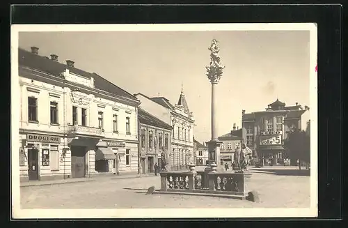 AK Holesov, Drogerie Markt und Denkmal