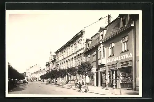 AK Holesov, Strassenpartie mit Geschäft