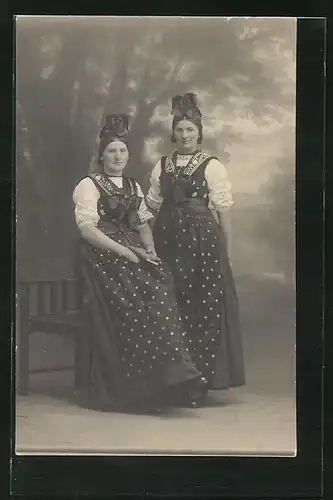 Foto-AK zwei Frauen in Trachtenkleidern mit passenden Kopfbedeckungen
