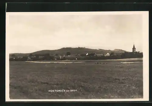 AK Hostomice, Ortsansicht, Blick zur Kirche