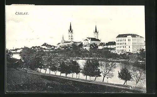 AK Tschaslau / Caslav, Uferpartie, Blick zur Kirche