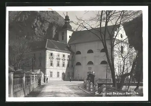 AK Svatý Jan pod Skalou, Blick zur Kirche