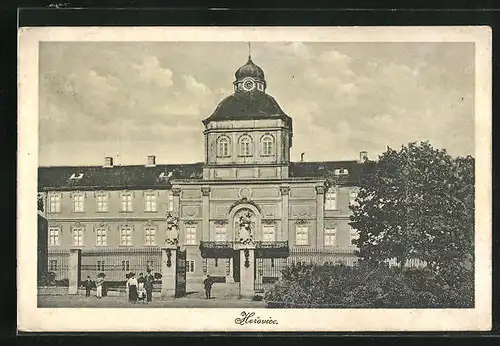 AK Horovice, Blick auf Schloss, Passanten