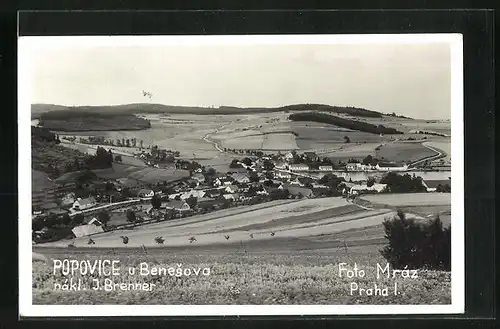 AK Popovice u Benesova, Panorama, Ort im Tal, Felder & Berge