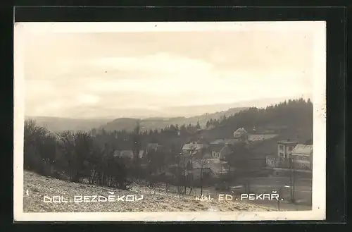 AK Dolni Bezdekov, Ortsansicht von einem Berg aus