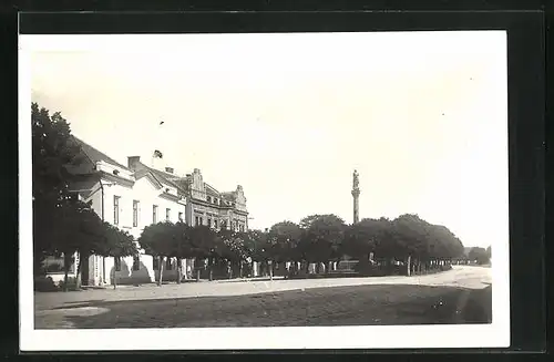 AK Novè Dvory, Strassenpartie mit Blick zum Denkmal