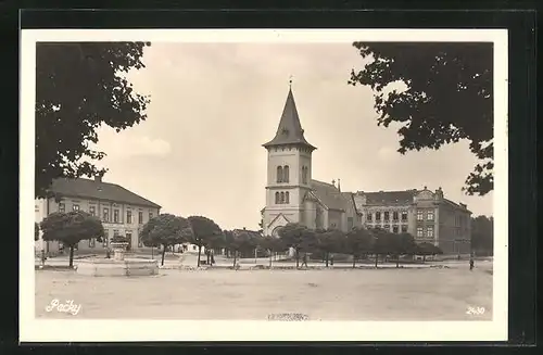 AK Pecky, Strassenpartie an der Kirche