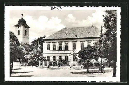 AK Sany, Strassenpartie mit Kirche und Denkmal