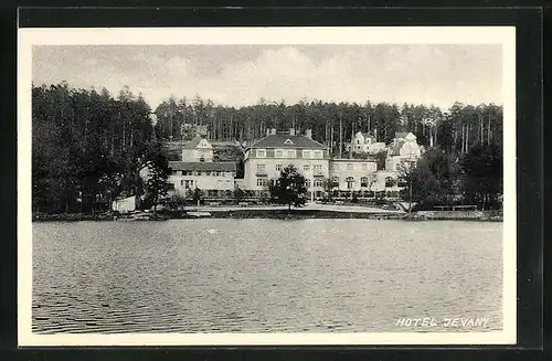 AK Jevany, Blick über das Wasser zum Hotel Novotny