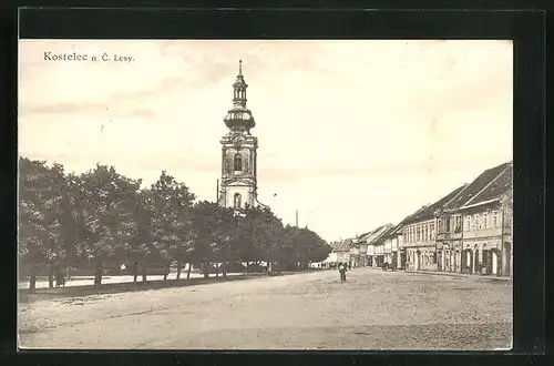 AK Kostelec nad Cernými lesy, Strassenpartie mit Blick zur Kirche