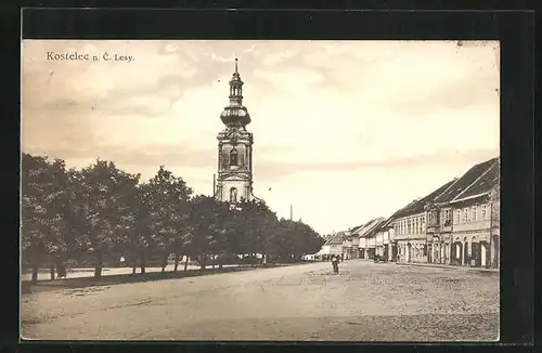 AK Kostelec nad Cernými lesy, Strassenpartie mit Blick zur Kirche