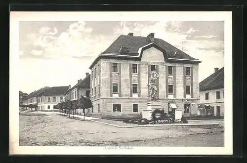 AK Lazne Sadska, Denkmal vor einem Gebäude