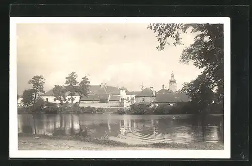 AK Novè Dvory, Blick zum Ort am Teich