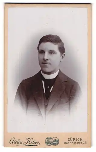 Fotografie F. J. Köst, Zürich, Portrait junger Mann im Anzug mit Krawatte