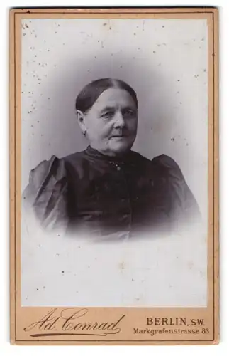Fotografie Ad. Conrad, Berlin-SW, Portrait ältere Dame mit zurückgebundenem Haar
