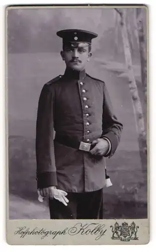 Fotografie Kolby, Plauen i / V., Portrait Soldat in Uniform mit Schirmmütze und Handschuhen
