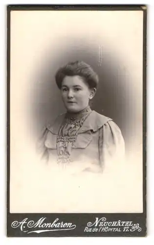 Fotografie A. Monbaron, Neuchâtel, Portrait bürgerliche Dame in zeitgenössischer Kleidung