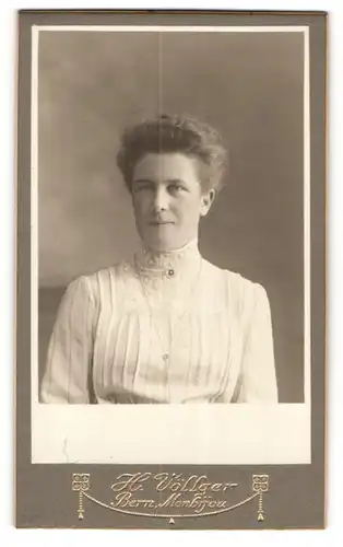 Fotografie H. Völlger, Bern, Portrait junge Dame mit Kragenbrosche und Halskette