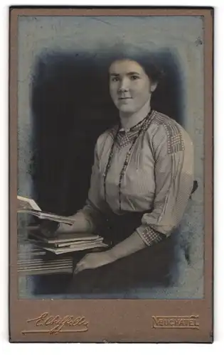 Fotografie E. Chiffelly, Neuchatel, Portrait bürgerliche Dame mit Büchern am Tisch sitzend