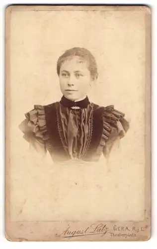 Fotografie August Lutz, Gera-R. j. L., Portrait junge Dame mit zurückgebundenem Haar