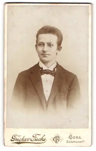 Fotografie Gustav Fuchs, Gera, Portrait junger Mann im Anzug mit Krawatte