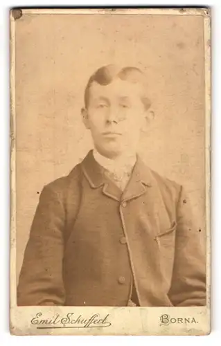 Fotografie Emil Schuffert, Borna, Portrait junger Mann in zeitgenössischer Kleidung